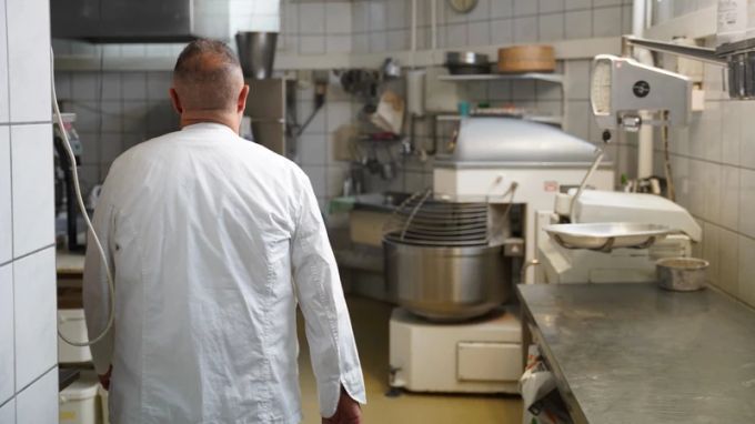 Fatmir Guci beginnt oft um halb zwei Uhr morgens mit dem Backen, das frühe Aufstehen mache ihm nichts. Backstube