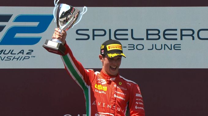 Oliver Bearman feiert den Sieg im Formel-2-Sprintrennen in Österreich. Formel 1 Oliver Bearman