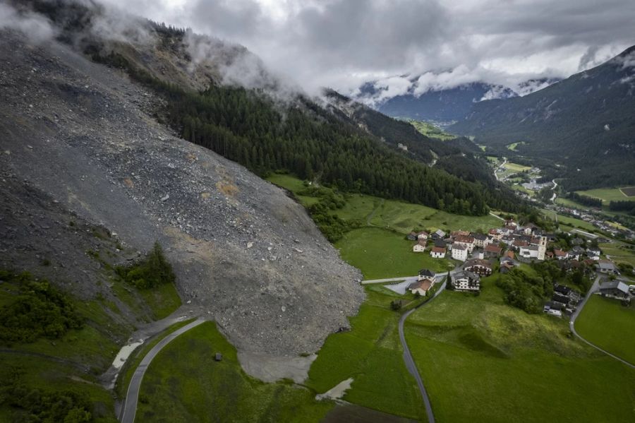 In Brienz (GR) soll die Rutschung verlangsamt werden.