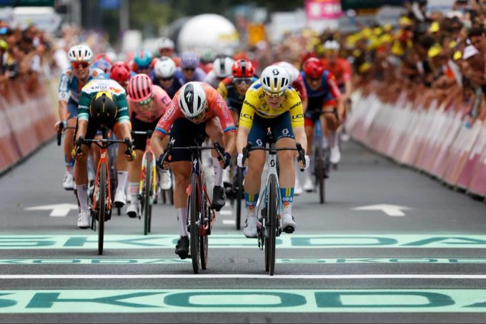 Am Vormittag hatte Charlotte Kool (re.) noch im Maillot Jaune die Flachetappe der Tour de France Femmes gewonnen. Tour de France Femmes