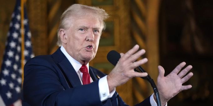 Der Präsidentschaftskandidat der Republikaner, Donald Trump, spricht zu Medienleuten in seinem Anwesen in Mar-a-Lago (Florida), am 8. August 2024. Donald Trump Mar-a-Lago