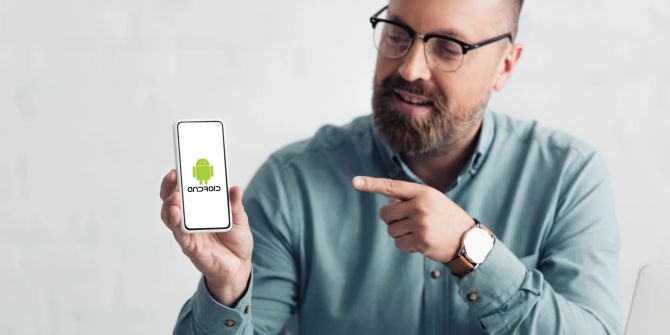 Mann zeigt auf sein Android-Smartphone