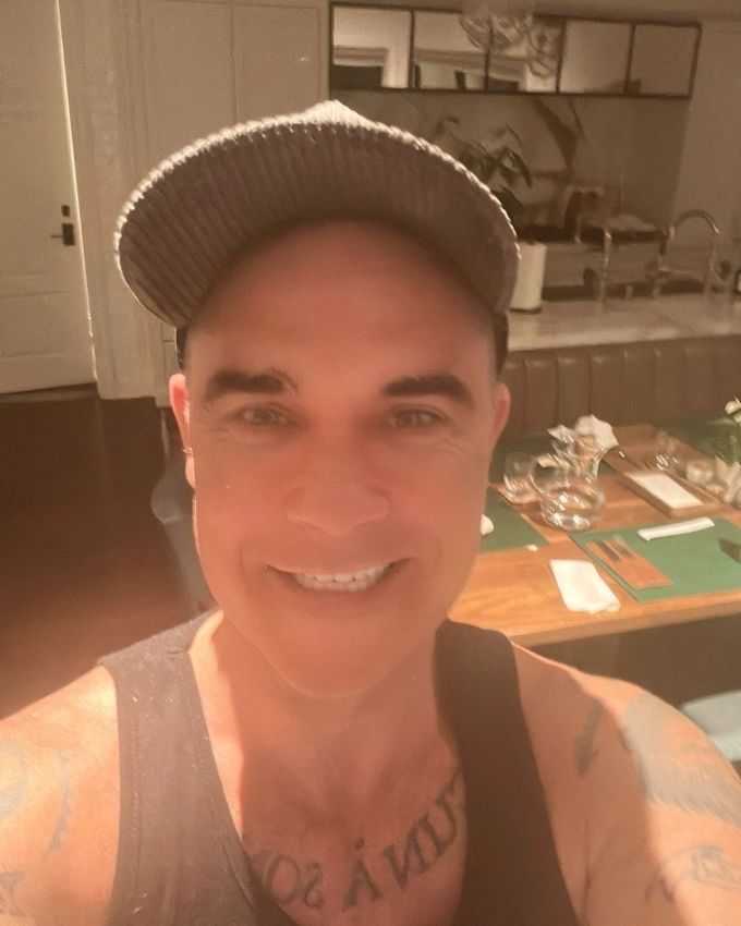 Robbie Williams teilt auf Instagram seine neuen Beisser Robbie Williams