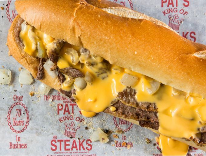 Ein Philadelphia Cheesesteak von «Pats King of Steaks» mit Cheez Whiz und Zwiebeln. Philadelphia Cheesesteak Cheez Whiz