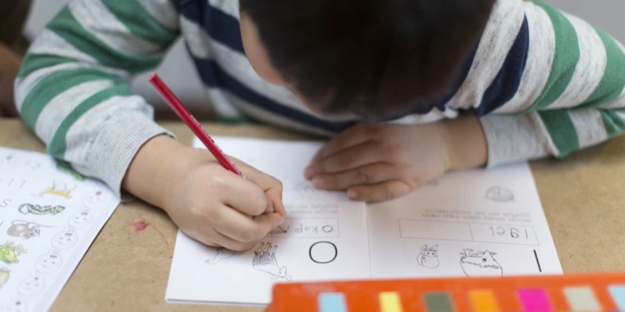 Schüler übt Handschrift