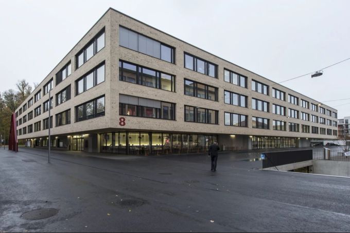 Die hohen Anforderungen an den Lehrerinnen- und Lehrerberuf sorgen für einen späten Berufseinstieg und weniger Lehrpersonal. (Symbolbild) Lehrperson Ausbildung Anforderungen