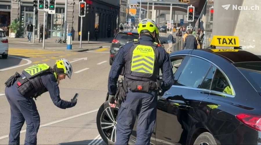 Hinzu kommt, dass Taxifahrer am Hauptbahnhof oft von der Polizei gebüsst werden, da sie im Halte- oder Fahrverbot stehen.