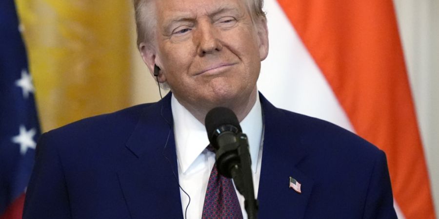 Trump wollte Russlands Wirtschaft schwächen, damit Putin das Geld für den Ukraine-Krieg ausgeht. Er verhängte Zölle gegen Indien, weil das Land Öl von den Russen bezog. Jetzt sieht...