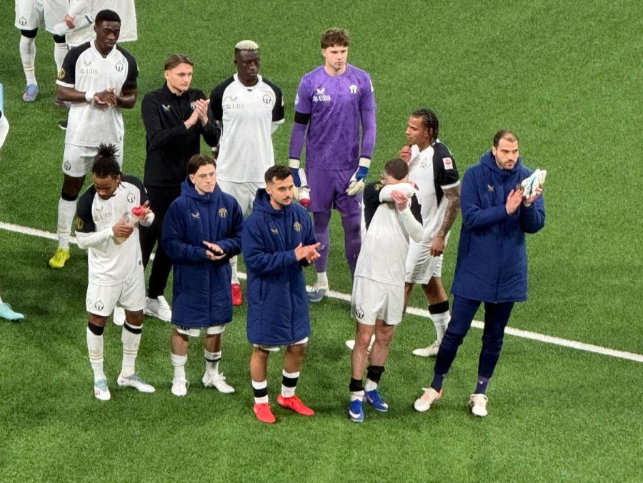 Immer wieder wischt sich der Mittelfeldspieler Tränen aus dem Gesicht.