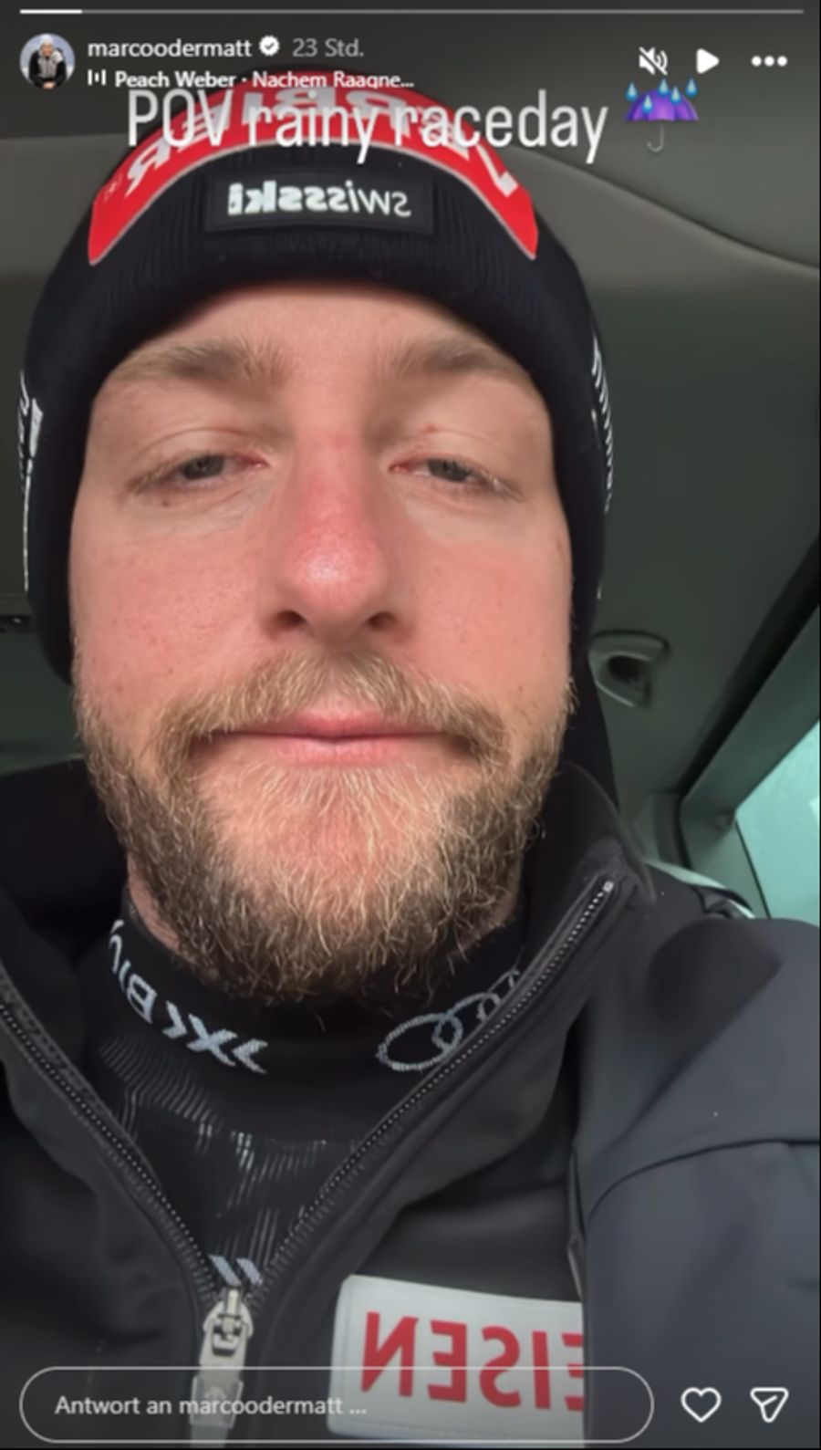 Justin Murisier vertreibt sich die Zeit im Auto.