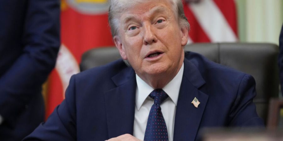 US-Präsident Donald Trump spricht während eines Treffens zwischen den Botschaftern Israels und des Libanon im Oval Office im Weißen Haus. Foto: Mark Schiefelbein/AP/dpa