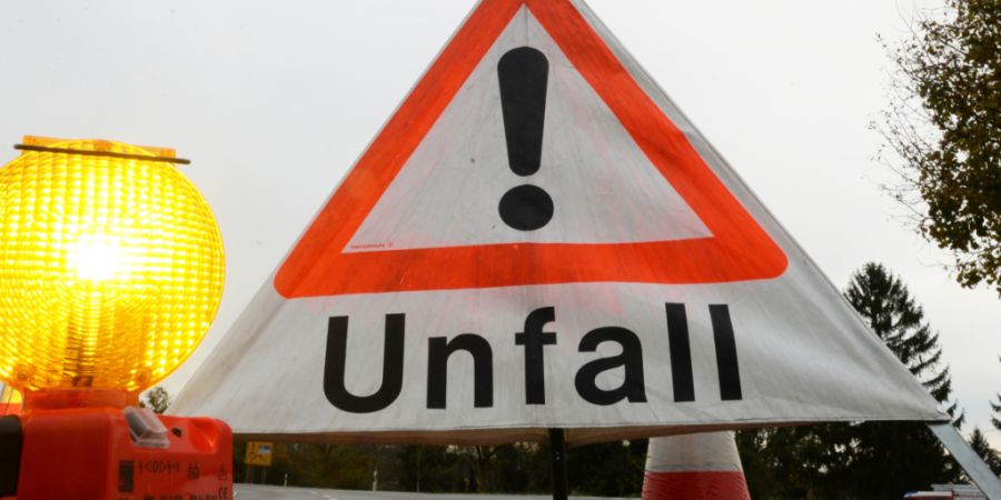 Ein solches oder ein ähnliches Warndreieck stellte die Berner Kantonspolizei am Samstag in Oberburg auf.