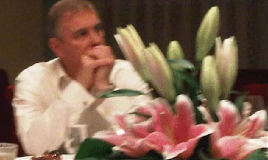 Andrew bei einem Abendessen in Peking.