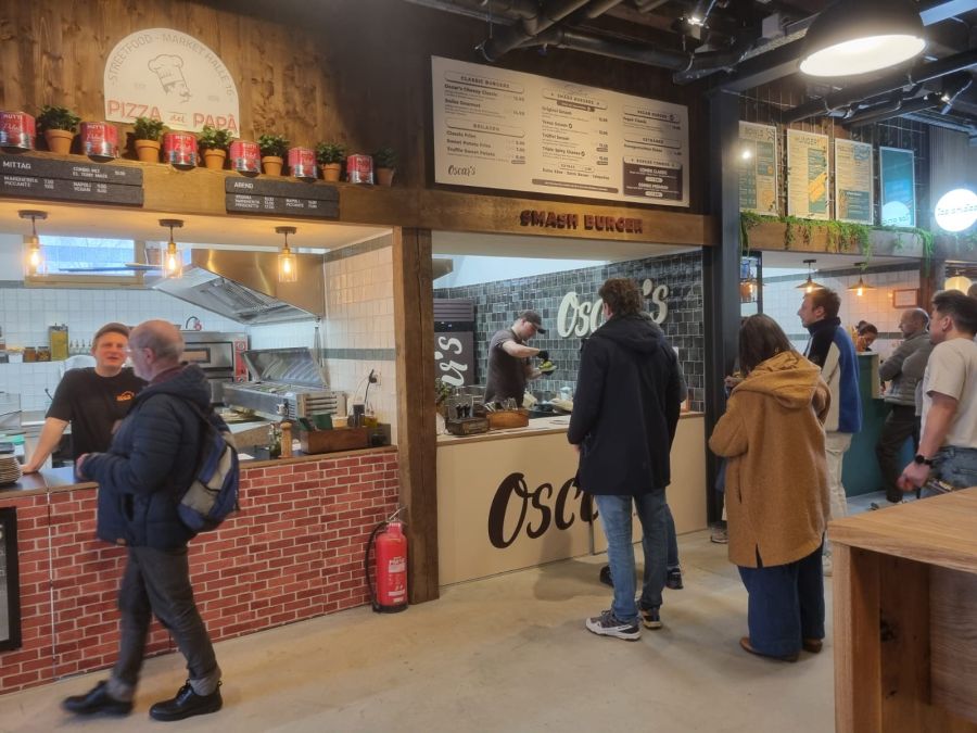 Am Eröffnungstag herrschte bereits grosser Betrieb, obwohl für den Mittagsbetrieb erst vier der sechs Stände bereit waren.