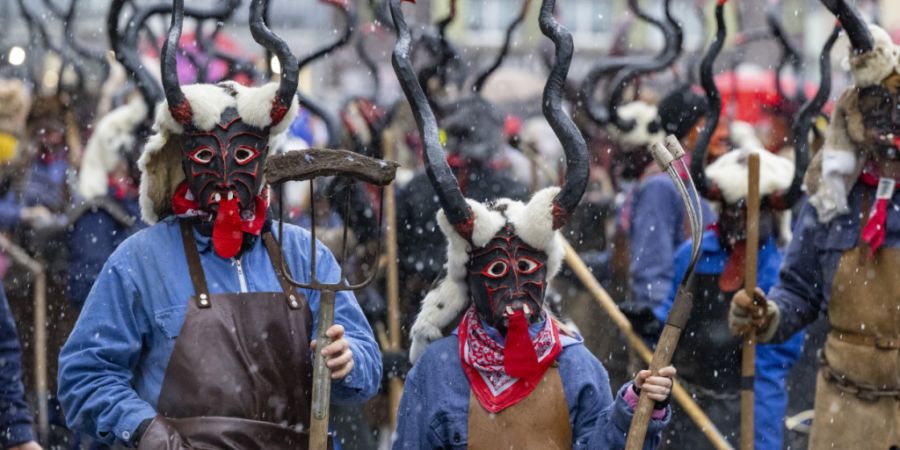 In Einsiedeln SZ holen urchige Teufel die Bevölkerung an die unheilige Fasnacht.