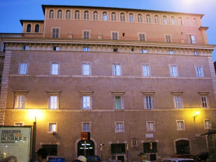 Es handelt sich um das Gebäude Domus Internationalis Paulus VI.