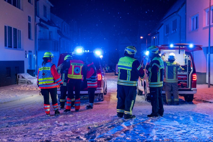 Insgesamt waren über 200 Einsatzkräfte der Feuerwehr und des Rettungsdienstes vor Ort.