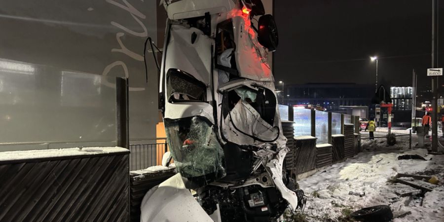 Das Auto blieb nach der Kollision mit einem Zug aufrecht an einer Lärmschutzwand stehen.