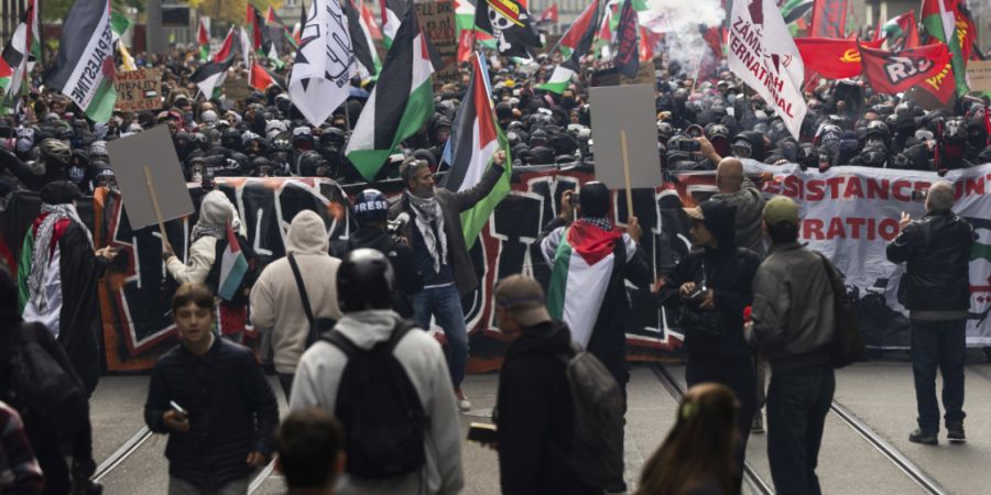Polizistinnen und Polizisten mit aussergewöhnlicher Gesichtserkennungsfähigkeit sollen beispielsweise in der Fahndung unterstützten. (Symbolbild)