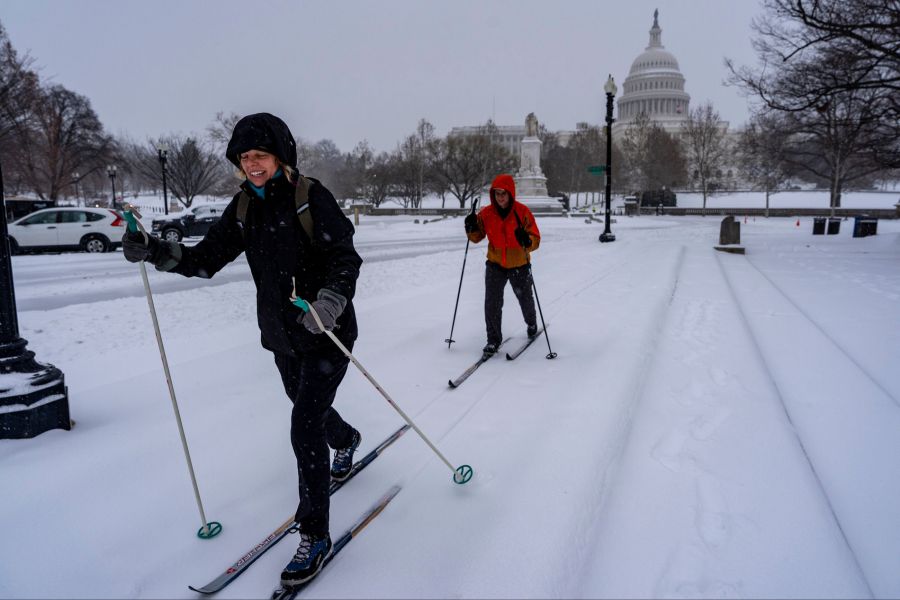Zwei Personen sind in Washington mit Langlauf-Ski unterwegs.