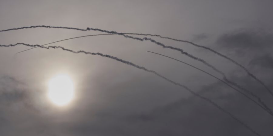 Das israelische Luftabwehrsystem Iron Dome wehrt Raketen aus dem Iran ab. Foto: Ohad Zwigenberg/AP/dpa