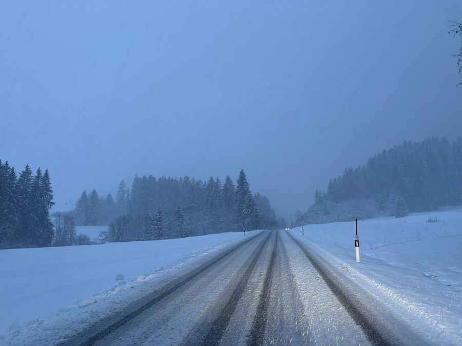 Der plötzliche Wintereinbruch hat die Autofahrer überrascht.
