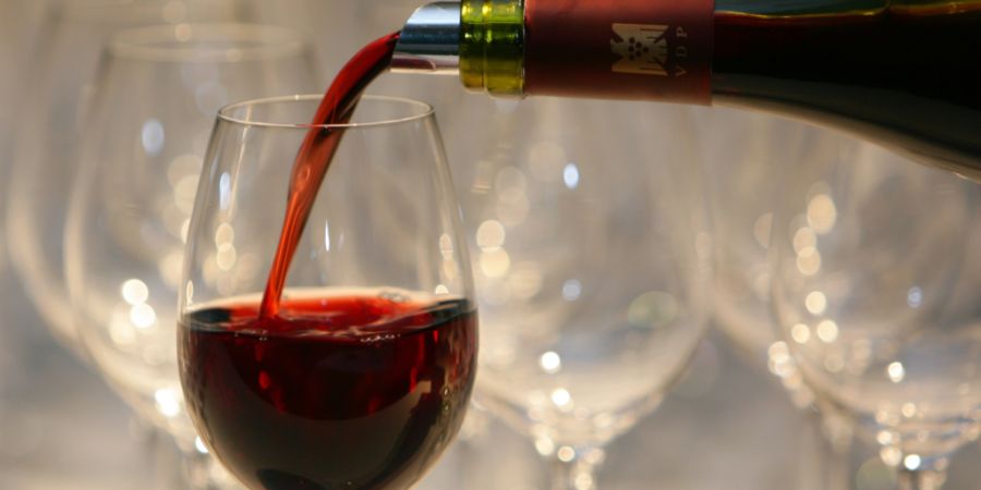 Insbesondere der Konsum von Rotwein ging um 5,5 Prozent zurück, während der Weissweinkonsum um ein halbes Prozent zunahm. (Archivbild)