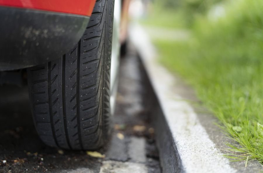 Den Autoreifen machten die vielen zurückgelegten Kilometer zu schaffen – bei zwei Kontrollen war die Profiltiefe unzureichend. (Symbolbild)