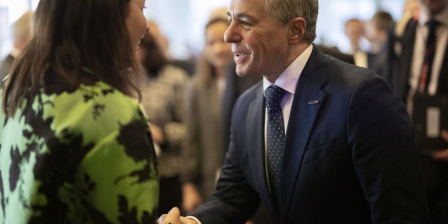 Bundesrat Ignazio Cassis (FDP) begrüsst am Montag die St. Galler Regierungsrätin Laura Bucher (SP) an der OSZE-Konferenz «Bekämpfung von Antisemitismus: Bewältigung der Herausforder...