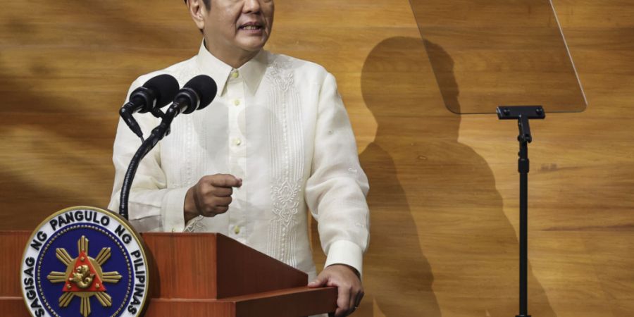 ARCHIV - Der philippinische Präsident Ferdinand Marcos Jr. hält seine dritte Rede zur Lage der Nation im Repräsentantenhaus. Foto: Gerard V. Carreon/AP/dpa