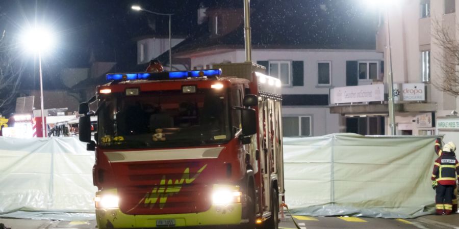 Der Brand eines Postautos im Zentrum von Kerzers FR hat am Dienstag Tote und Verletzte gefordert.