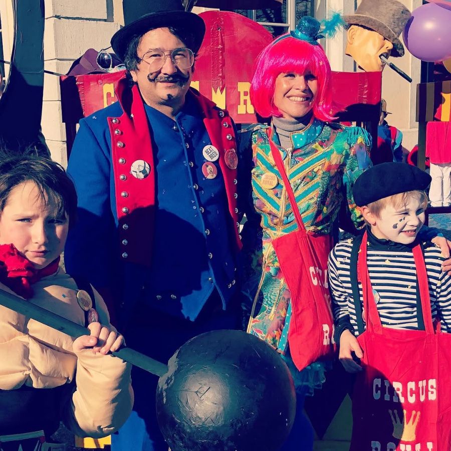 Verkleidet und gut gelaunt: Sandra Boner, Matthieu Haudenschild und die Söhne an der Fasnacht. (2020)