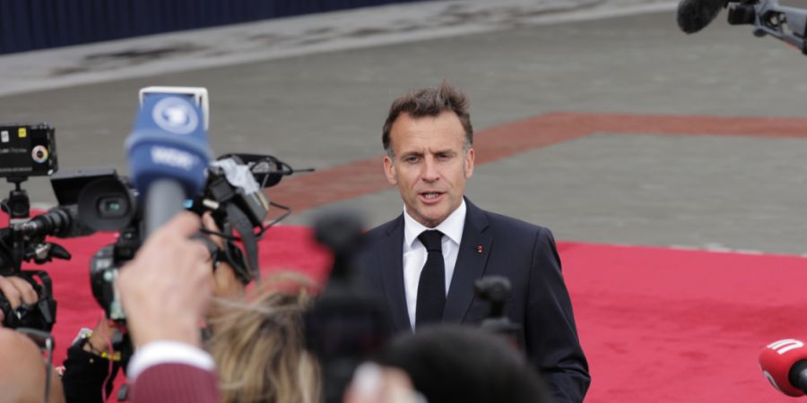 Der französische Präsident Emmanuel Macron spricht mit den Medien bei einem Treffen der Europäischen Politischen Gemeinschaft. Foto: Anthony Pizzoferrato/AP/dpa