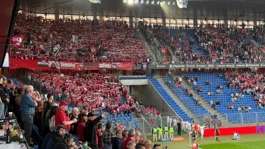 ...die rund 2500 mitgereisten Thuner Fans machen Stimmung schon vor Anpfiff.