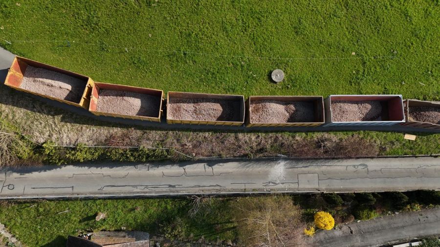 Zum Schutz vor Hangrutschen wurden Container platziert.