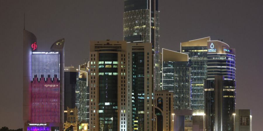 ARCHIV - Eine Gesamtansicht zeigt Gebäude im West Bay District von Doha, darunter den Hauptsitz von QatarEnergy. Foto: Stringer/dpa