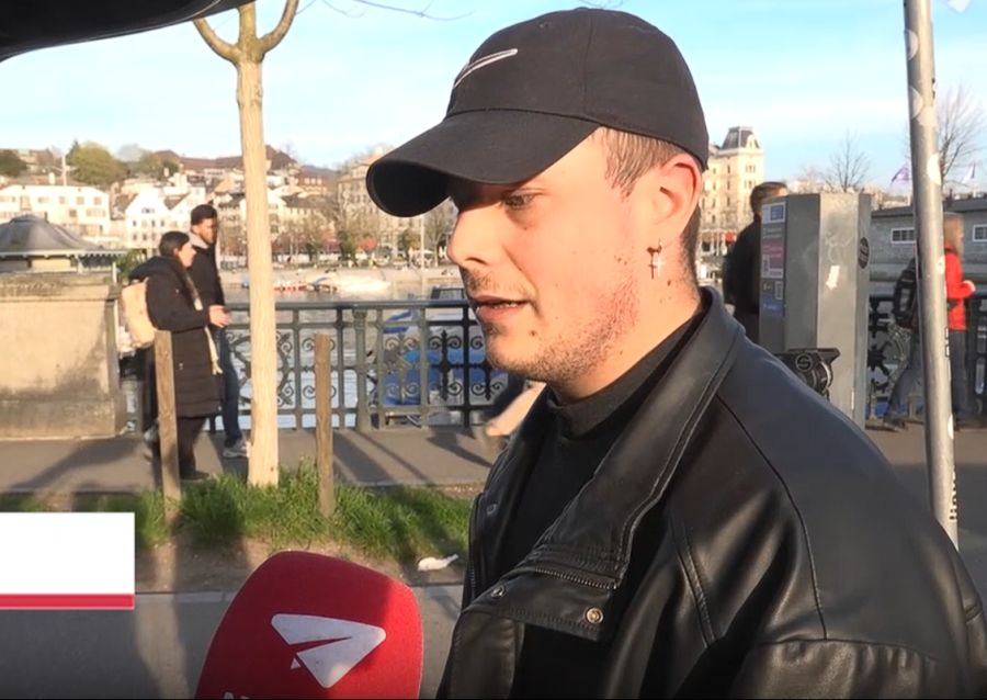 Der 29-jährige Rizzo aus Luzern hat sein Auto in ein Gaming-Paradies verwandelt.