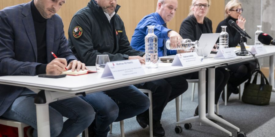 Gemäss den Behörden ist in der Bar in Crans-Montana zunächst ein Feuer ausgebrochen. Im Zuge dessen sei es zu Explosionen gekommen.