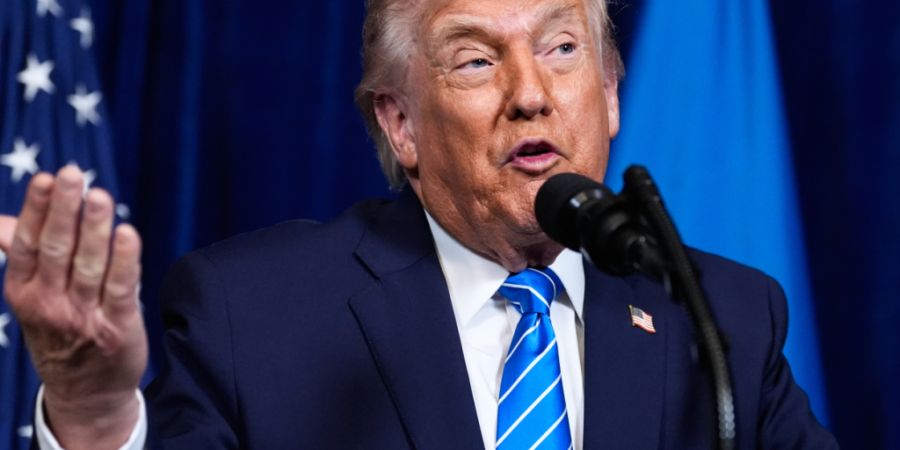 ARCHIV - US-Präsident Donald Trump nimmt an einer gemeinsamen Pressekonferenz mit Selenskyj, Präsident der Ukraine, nach einem Treffen in Trumps Mar-a-Lago-Club teil. Foto: Alex Brand...