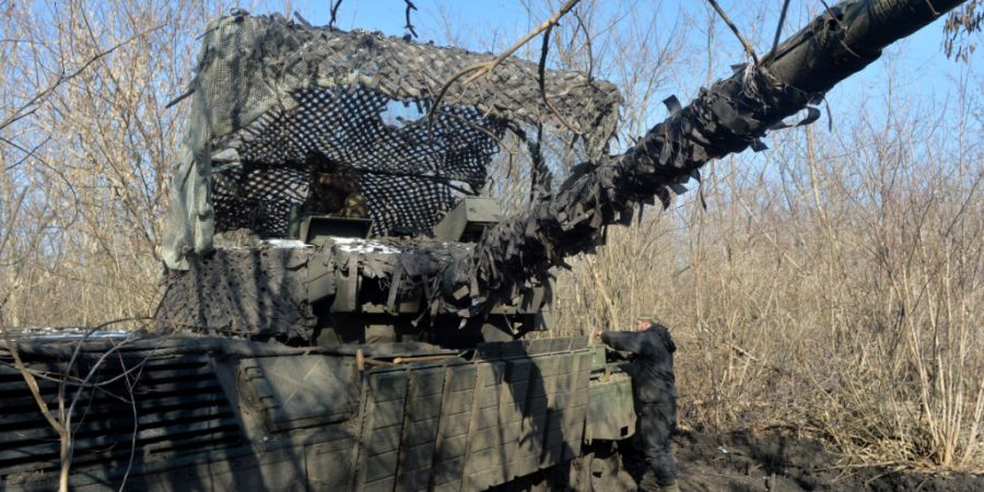 ARCHIV - Ukrainische Soldaten bemannen einen Panzer in der Region Donezk im Osten des Landes. Foto: Oleksandr Klymenko/ukrin/dpa