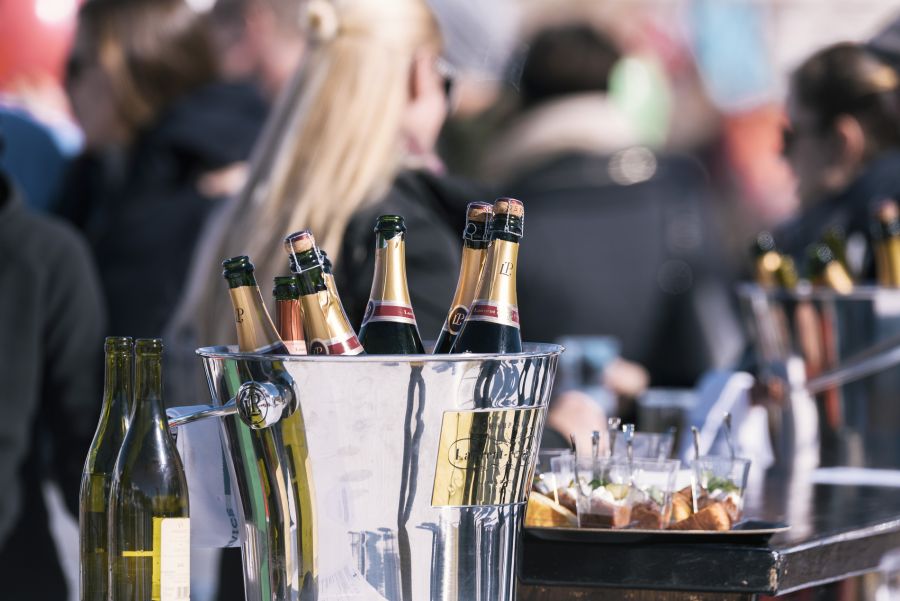 Er poste nun mal gerne Fotos seiner Ferien in Luxushotels und -restaurants oder der Flaschen, die er im Club bestelle, sagt Steven. (Symbolbild)