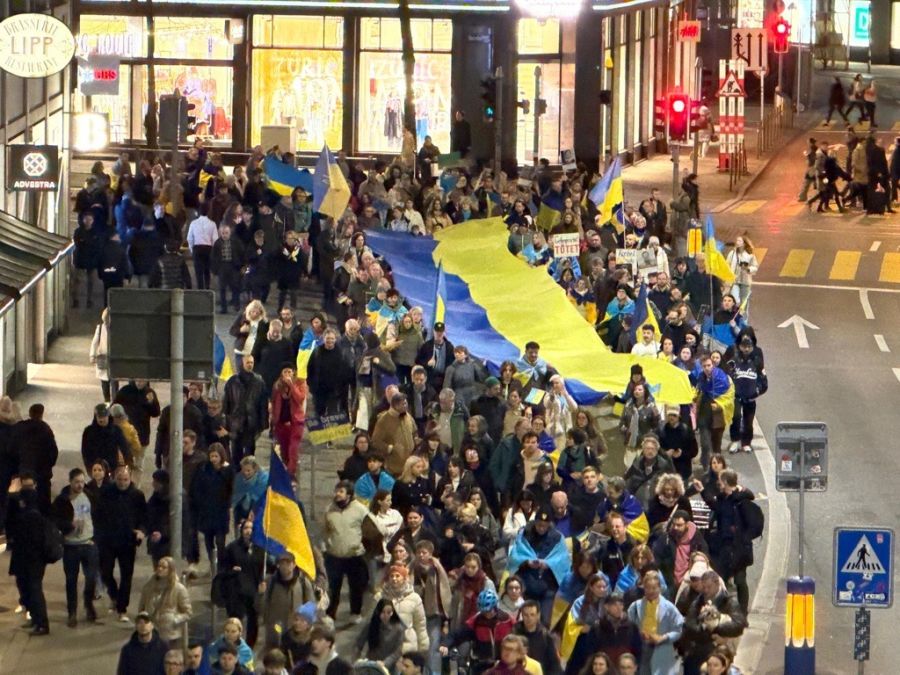 Geschätzt rund 1000 Personen nahmen am Dienstagabend an der Solidaritätsdemo in Zürich teil.