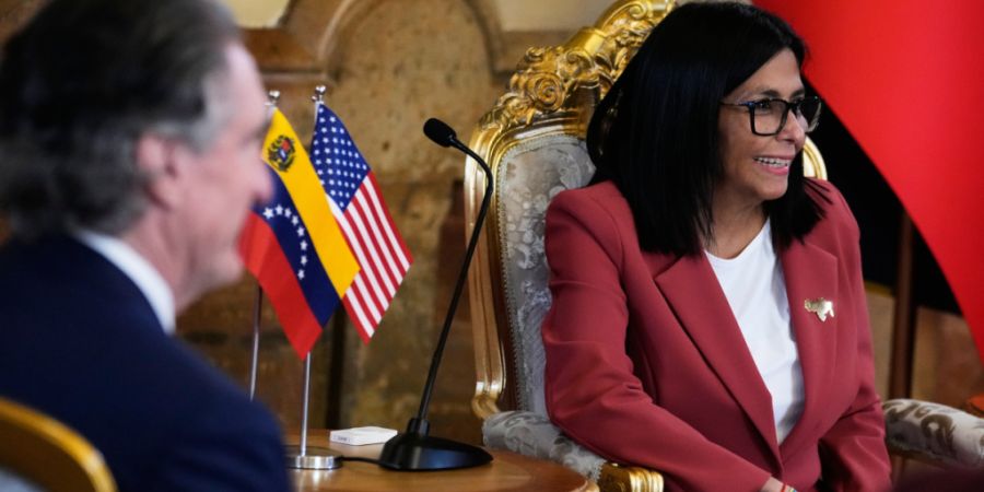Venezuelas amtierende Präsidentin Delcy Rodriguez (r) und US-Innenminister Doug Burgum in Caracas (Archivbild). Foto: Ariana Cubillos/AP/dpa