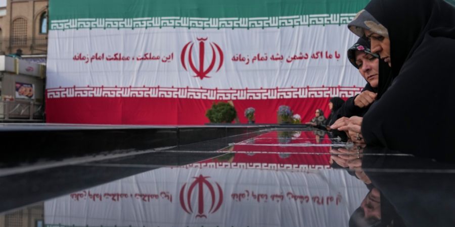 dpatopbilder - Frauen erweisen an einem Denkmal dem unbekannten Soldaten und den Atomwissenschaftlern, die 2025 getötet wurden, die Ehre. Foto: Francisco Seco/AP/dpa