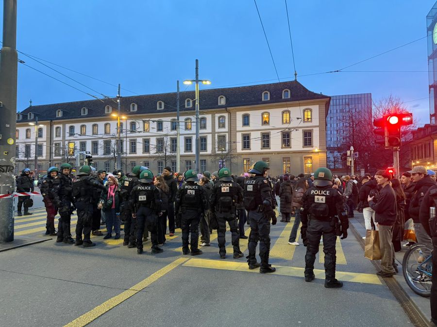 Bei der Einkesselung standen nur noch wenige Dutzende Demonstrierende dem massiven Polizeiaufgebot gegenüber.