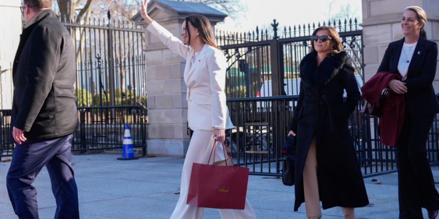 dpatopbilder - Die venezolanische Oppositionsf ̧hrerin MarÌa Corina Machado winkt Anh‰ngern zu, als sie das Weifle Haus verl‰sst. Foto: Pablo Martinez Monsivais/AP/dpa