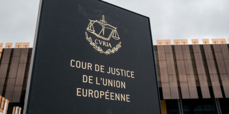 ARCHIV - Das Foto zeigt ein Schild mit der Aufschrift «Cour de Justice de l'Union Européene» vor einem Gebäude des Europäischen Gerichtshofs (EuGH) in Luxemburg. Foto: Harald Titte...
