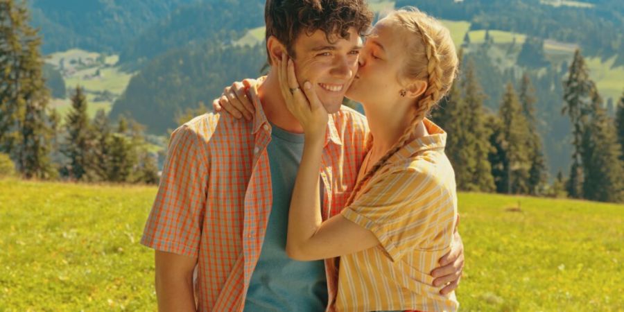 Luca Häni als der junge Daneli und Elena Flury als die junge Heidi: Im Film «Ewigi Liebi» spielen sie vor der Kulisse der Emmentaler Landschaft.