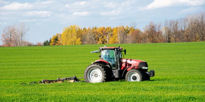 Traktor Feld Wald grün