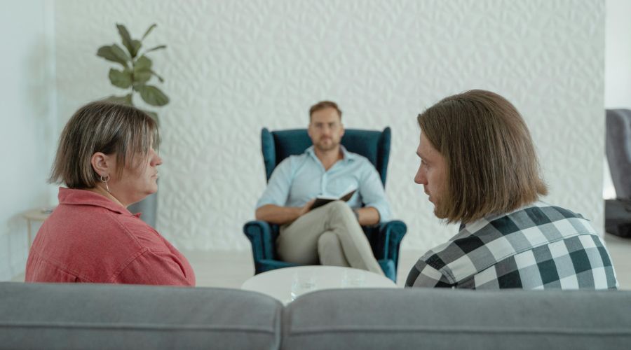 Ist schon im Dezember klar, dass die Ehe vorbei ist, warten viele dennoch bis im Januar, ehe sie den ersten Schritt gehen. (Symbolbild)